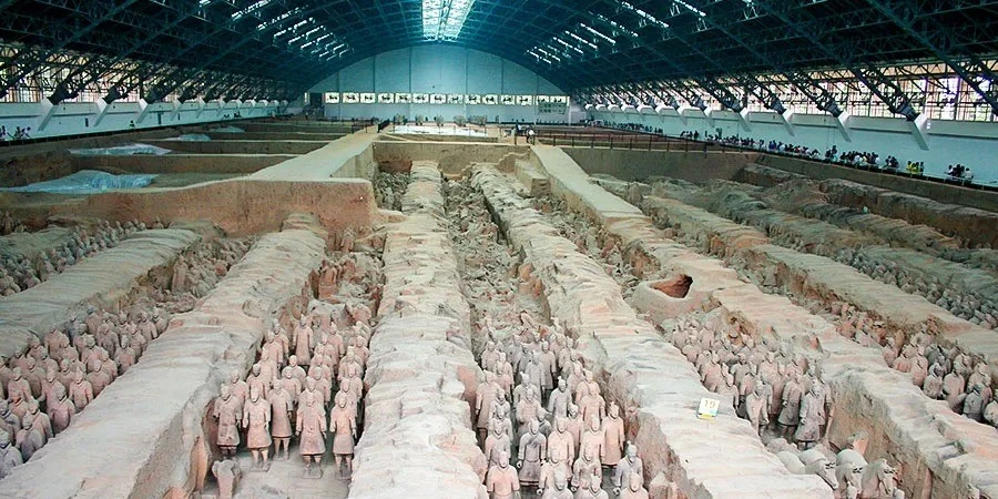 Tượng đất nung nghìn tuổi trong mộ vua Tần bị khách xô vỡ 