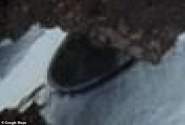 Google Maps phát hiện vật thể nghi UFO dưới vách đá ở Nam Cực