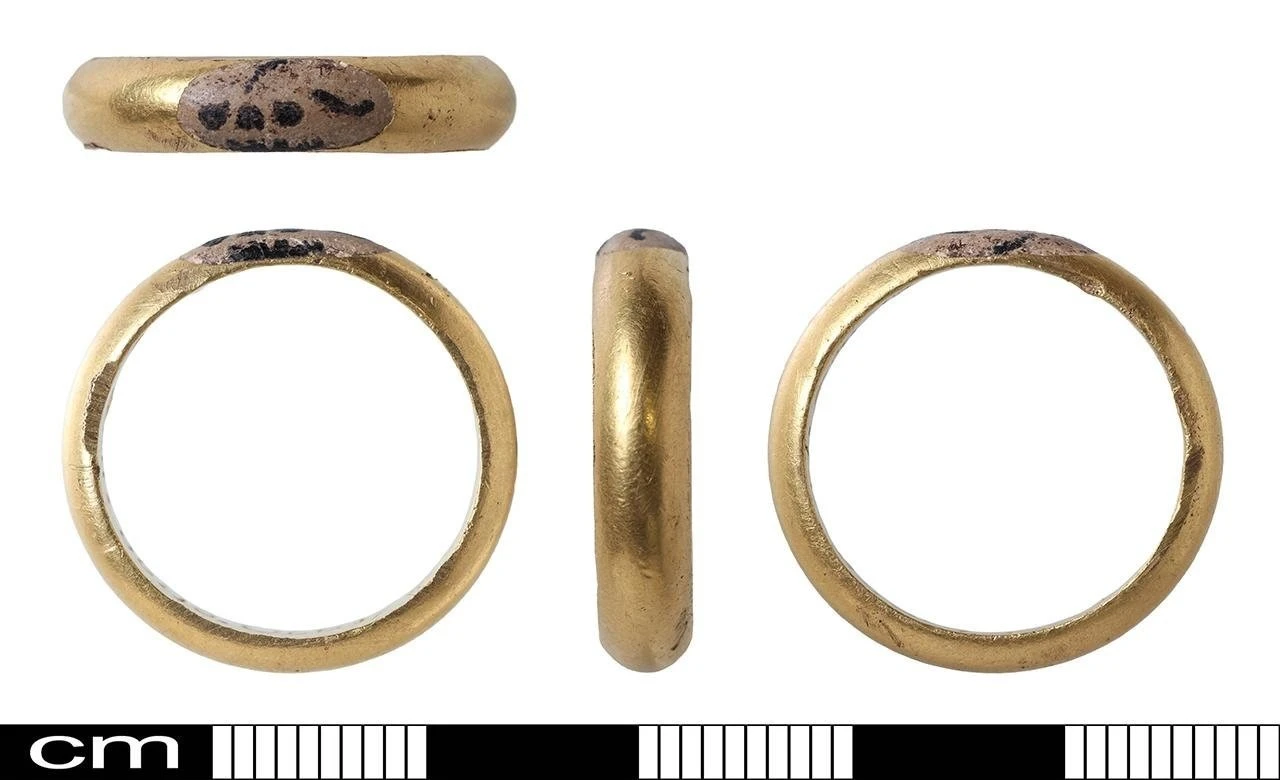 Chiếc nhẫn vàng đầu lâu vén màn bí mật giới quý tộc Anh