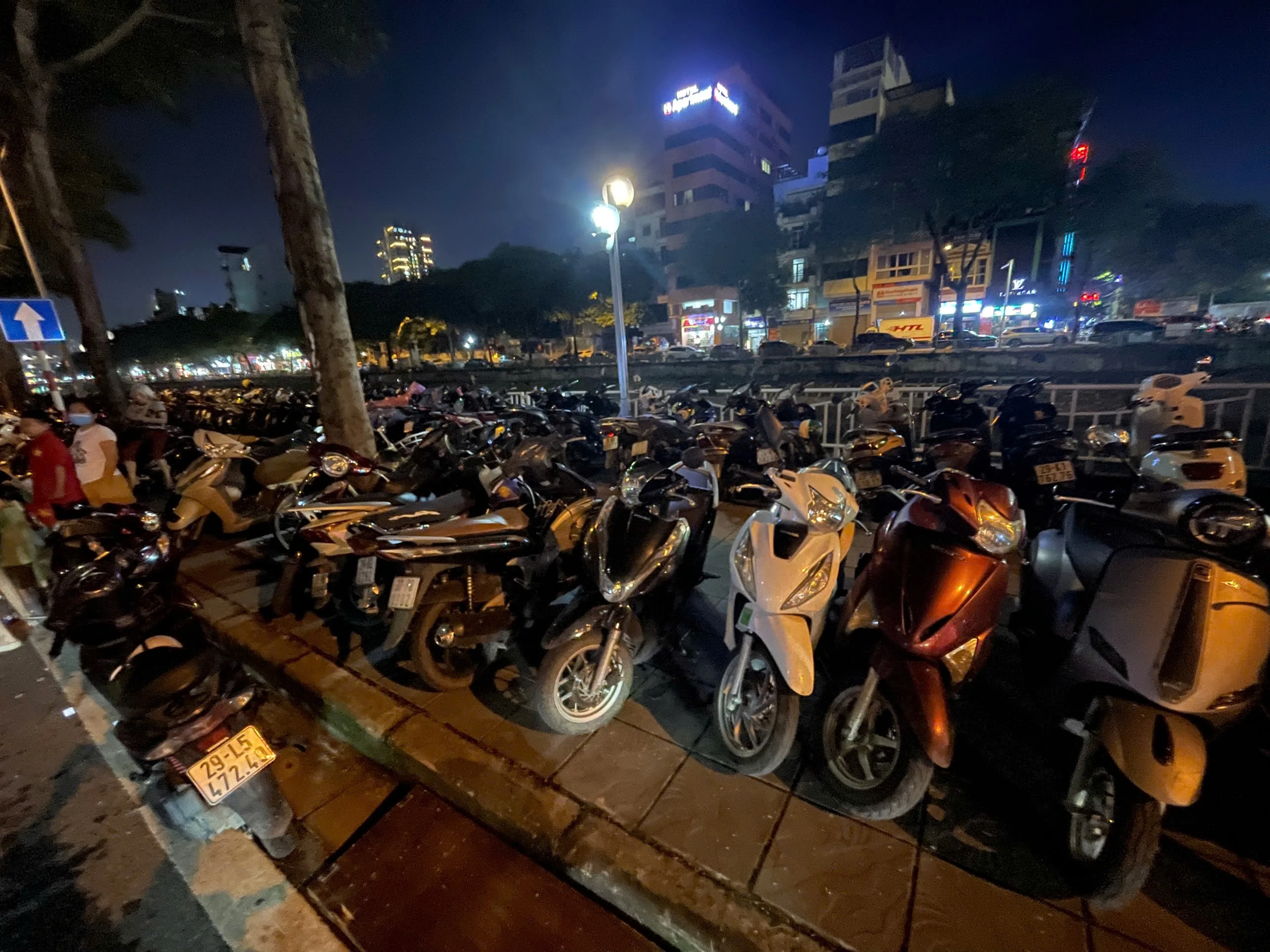 Chặn vỉa hè đường Bưởi làm bãi gửi xe "chặt chém" người dân gây bức xúc