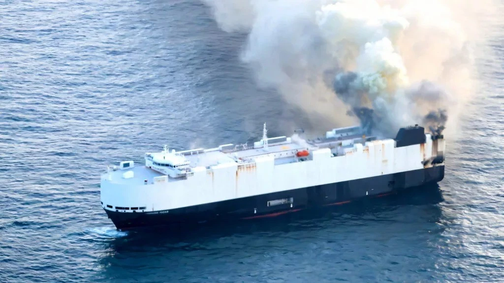 Kinh hoàng siêu tàu 3.000 ô tô hóa "biển lửa" giữa biển khơi