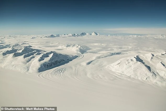 Tín hiệu vô tuyến bí ẩn dưới lớp băng Nam Cực gây chấn động