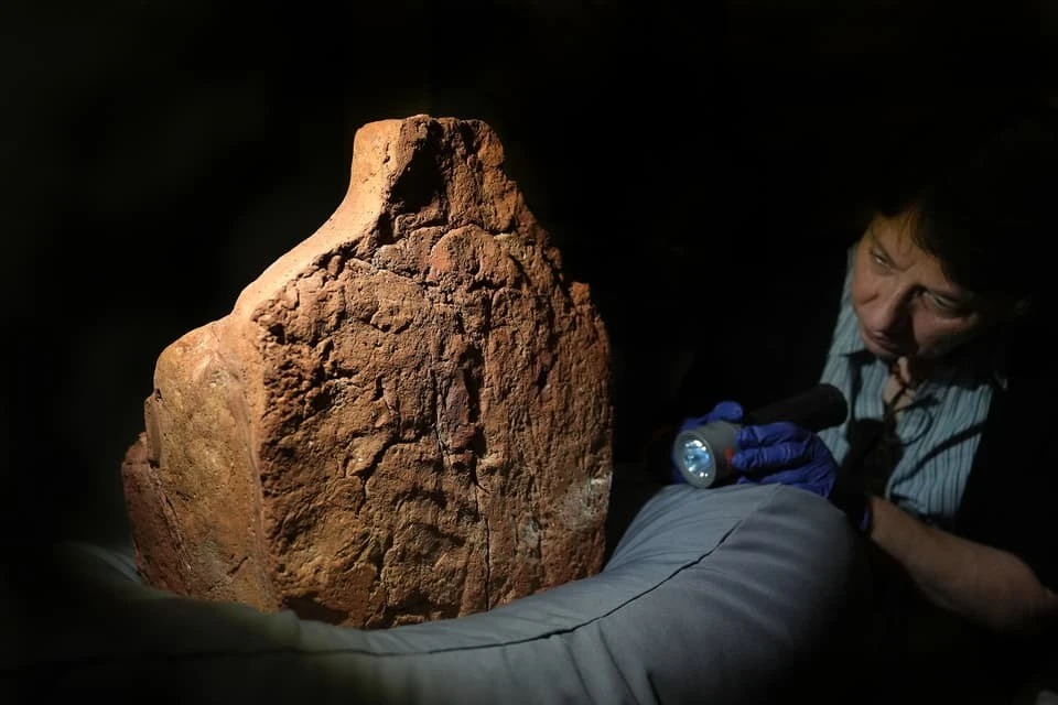 Mở mộ cổ Ai Cập, chuyên gia 'đứng hình' phát hiện thứ khó tin