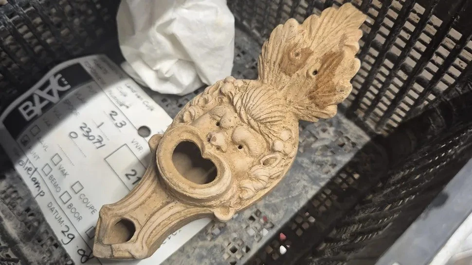 Chiếc đèn dầu 1.900 tuổi tiết lộ bí ẩn thế giới bên kia