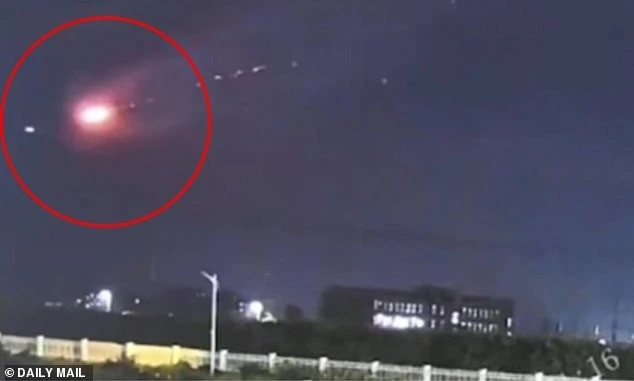 Xôn xao vật thể nghi UFO nổ tung trên bầu trời