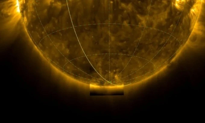 Lần đầu tiên tàu vũ trụ chụp được ảnh cực nam của Mặt trời