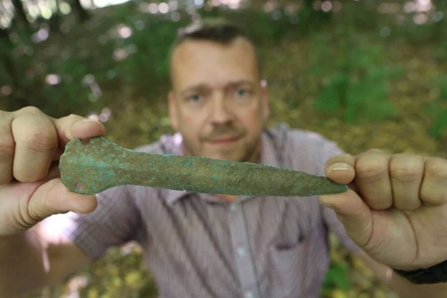 Đi bộ trong rừng, 3 cha con tìm thấy hiện vật quý 3.500 tuổi