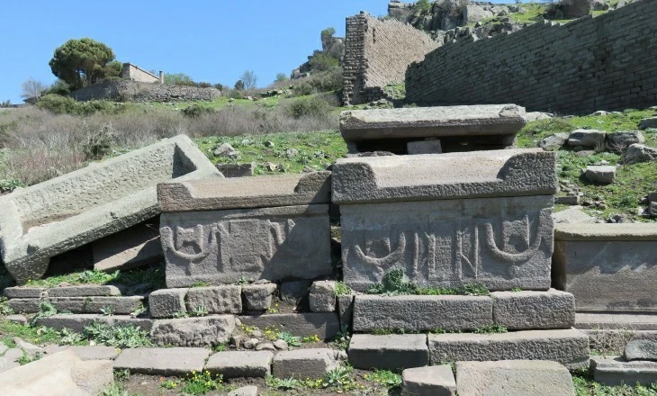 Bí ẩn quan tài đá Assos, thi thể tiêu tan siêu tốc