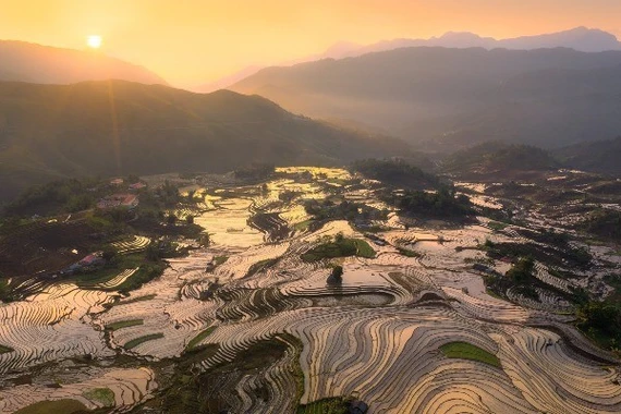 Du lịch Y Tý mùa đổ ải, chọn Vietravel hay Vietnam Booking?