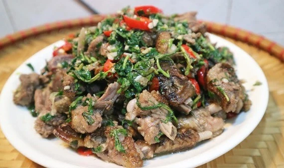 Vịt xào rau răm thơm cay, món ngon đưa cơm ngày oi nóng
