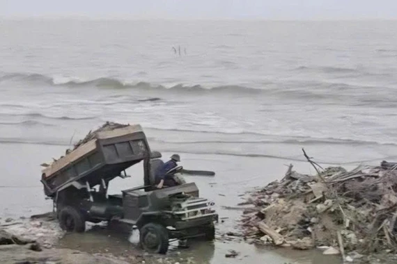 Xác định người đổ rác ra bãi biển nổi tiếng ở Thanh Hóa