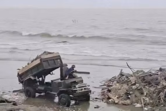 Xác định người đổ rác ra bãi biển nổi tiếng ở Thanh Hóa