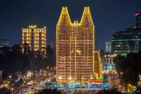 Nhìn từ xa, công trình gần 150 năm tuổi như được quấn bởi những dải lụa phát sáng, nổi bật trong đêm. Ảnh Ngo Tran Hai An