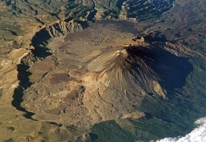  Miệng núi lửa khổng lồ Las Cañadas. Teideq có miệng núi lửa rộng khoảng 16 km, hình thành sau các vụ phun trào và sụp đổ cổ đại, tạo nên một trong những cấu trúc núi lửa lớn nhất thế giới. Ảnh: Pinterest.