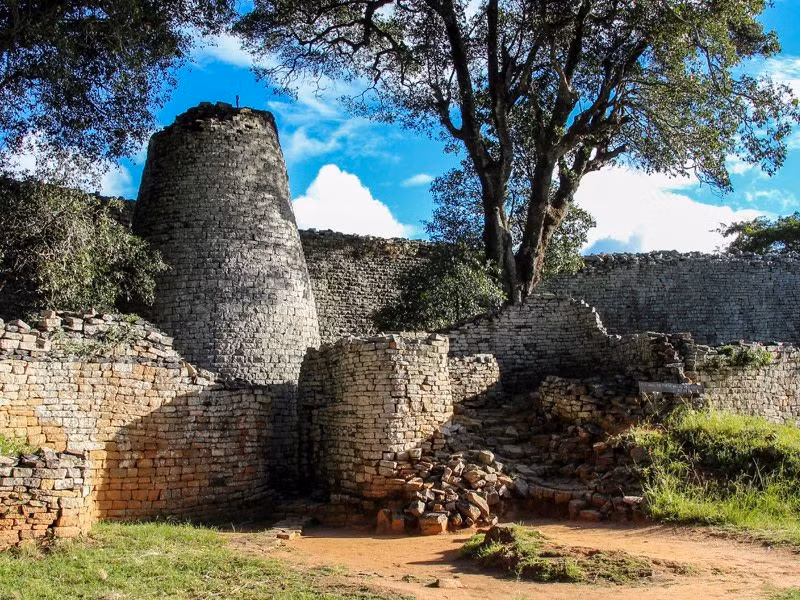  Từng là kinh đô của vương quốc Torwa. Khami phát triển rực rỡ từ thế kỷ 15 đến 17, sau khi Đại Zimbabwe suy tàn. Nơi đây trở thành thủ đô của vương quốc Torwa, kiểm soát vùng đất rộng lớn ở cao nguyên Zimbabwe và giữ vai trò trung tâm chính trị, kinh tế của khu vực. Ảnh: Pinterest.