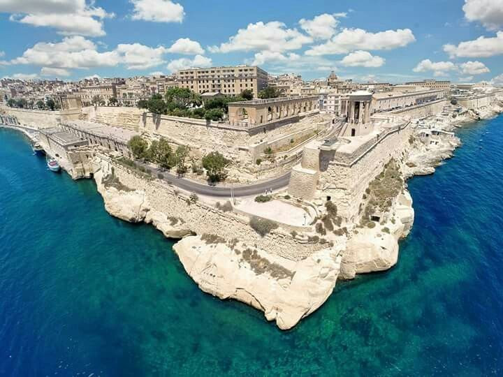  Thành phố của những pháo đài. Valletta được bao quanh bởi hệ thống tường thành và pháo đài kiên cố, giúp bảo vệ thành phố khỏi các cuộc tấn công từ biển trong quá khứ. Ảnh: Pinterest.