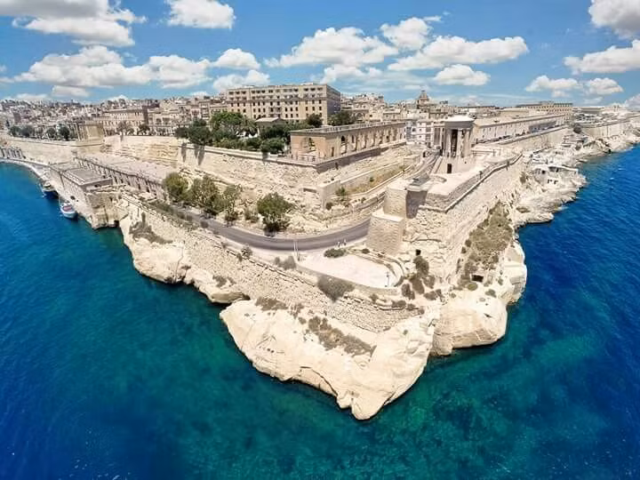  Thành phố của những pháo đài. Valletta được bao quanh bởi hệ thống tường thành và pháo đài kiên cố, giúp bảo vệ thành phố khỏi các cuộc tấn công từ biển trong quá khứ. Ảnh: Pinterest.