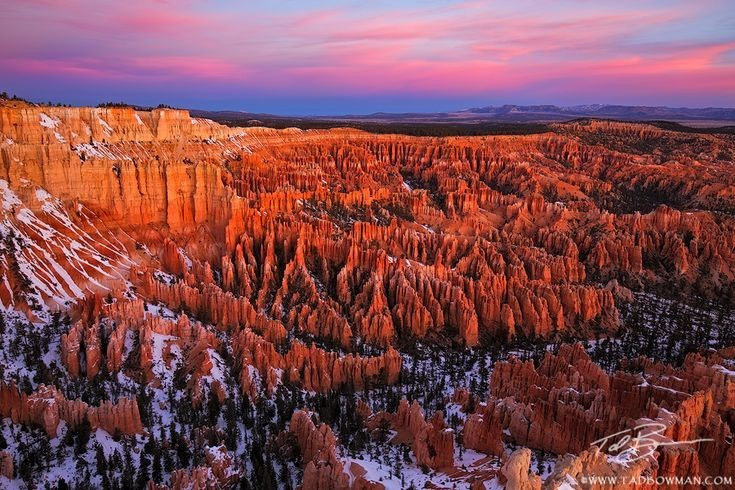  Bryce Canyon không phải là “hẻm núi” (canyon) thật sự. Đây là quần thể rìa cao nguyên bị xói mòn, không phải hẻm núi hình thành do dòng chảy của sông. Ảnh: Pinterest.
