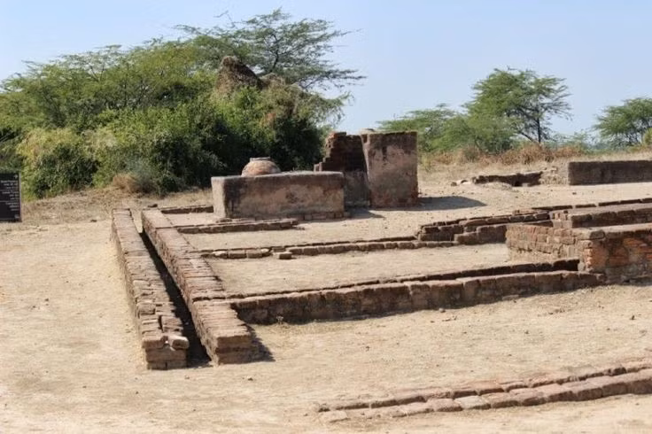  Người dân giỏi nghề gốm và chế tác hạt. Lothal nổi tiếng với nghề làm đồ trang sức từ đá carnelian, agate và thủy tinh cổ. Ảnh: Pinterest.