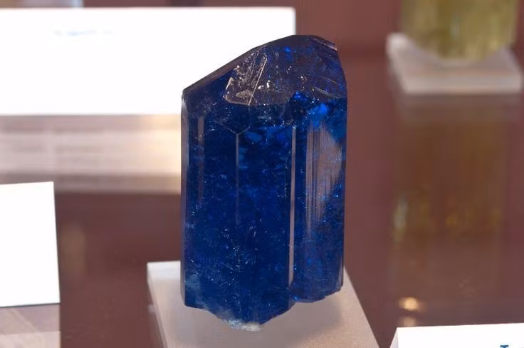  2. Màu sắc biến đổi tùy góc nhìn. Tanzanite có khả năng hiển thị ba màu – xanh lam, tím và đỏ tía – tùy theo ánh sáng và góc quan sát, một hiện tượng gọi là pleochroism. Ảnh: Pinterest.