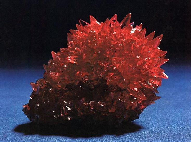  4. Nguồn gốc hình thành. Rhodochrosite thường xuất hiện trong mạch quặng thủy nhiệt chứa mangan hoặc trong các hang động dưới dạng tinh thể dải. Ảnh: Pinterest.