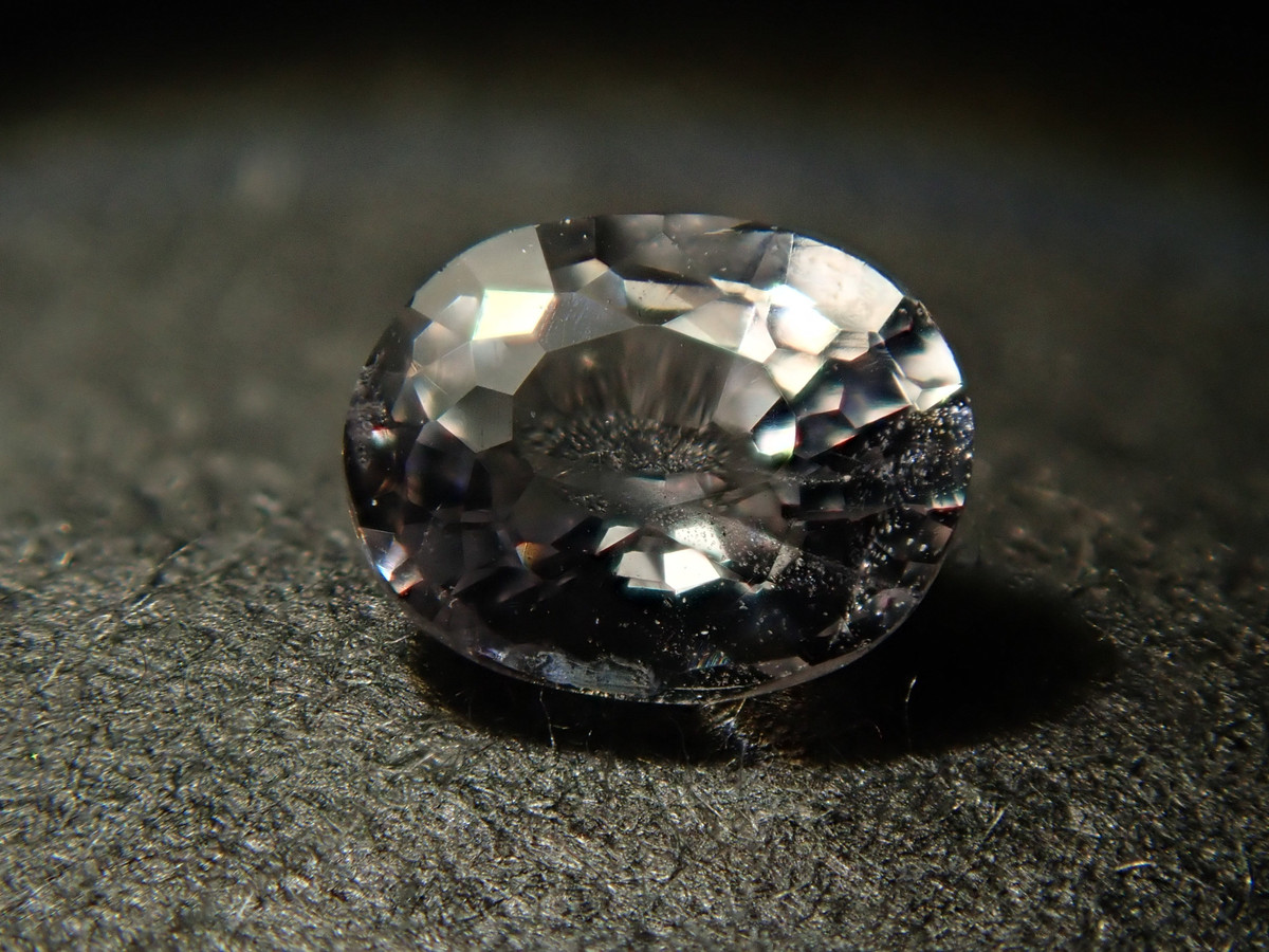  Độ cứng cao. Musgravite có độ cứng khoảng 8–8,5 trên thang Mohs, chỉ kém một chút so với corundum (hồng ngọc, lam ngọc). Ảnh: store.karatz.jp.