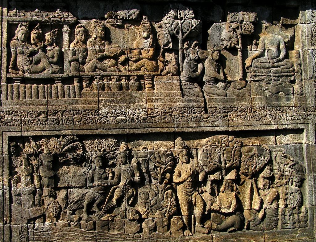  5. Trang trí bằng hàng ngàn bức phù điêu. Với hơn 2.600 bảng phù điêu chạm khắc, Borobudur kể lại các câu chuyện về tiền kiếp của Đức Phật và triết lý nhà Phật. Ảnh: Pinterest.