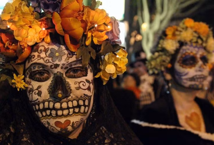  Mexico City (Mexico) – lễ hội Người chết (Día de los Muertos). Dù không hoàn toàn là Halloween, lễ hội này diễn ra cùng thời điểm và mang tinh thần tương tự: tưởng nhớ người đã khuất bằng sắc màu, âm nhạc và nụ cười. Những bộ xương Catrina duyên dáng diễu hành khắp phố phường trong không khí rộn ràng và trang nghiêm. Ảnh: Pinterest.