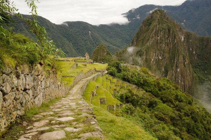  Có nhiều tuyến trekking nổi tiếng. Đường mòn Inca xuyên qua vườn quốc gia là hành trình mơ ước của người mê khám phá. Ảnh: Pinterest.