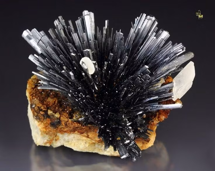  Được biết đến từ thời cổ đại. Người Ai Cập cổ đã nghiền Stibnite làm bột trang điểm cho mắt, gọi là “kohl”, phổ biến hàng ngàn năm trước. Ảnh: Pinterest.