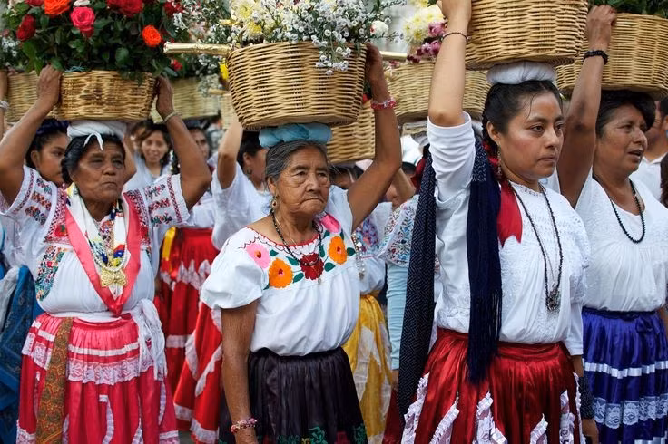  Biểu tượng sống của di sản bản địa Mexico. Ngày nay, tộc người Zapotec được xem là minh chứng sống cho sự trường tồn của các nền văn minh bản địa châu Mỹ. Việc họ tiếp tục bảo tồn ngôn ngữ, phong tục và tri thức truyền thống góp phần làm giàu thêm bản sắc văn hóa đa dạng của Mexico hiện đại. Ảnh: Pinterest.