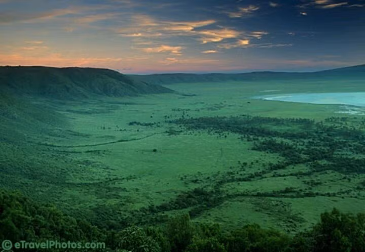  Hình thành từ miệng núi lửa cổ đại khổng lồ. Ngorongoro thực chất là miệng của một núi lửa đã sụp đổ cách đây khoảng 2–3 triệu năm, tạo nên lòng chảo rộng lớn độc đáo. Ảnh: Pinterest.