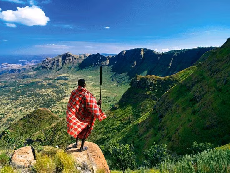  Có ý nghĩa thiêng liêng với người bản địa. Đối với tộc người Kikuyu, Núi Kenya là nơi trú ngụ của vị thần tối cao Ngai, mang ý nghĩa tâm linh sâu sắc trong đời sống văn hóa truyền thống. Ảnh: Pinterest.