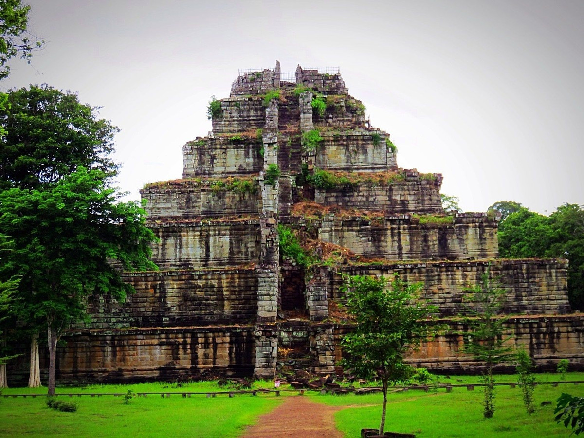  Gắn liền với vua Jayavarman IV. Vị vua này đã cho xây dựng Koh Ker như trung tâm quyền lực mới của vương triều, với điểm nhấn là ngôi đền có cấu trúc như kim tự tháp. Ảnh: Pinterest.