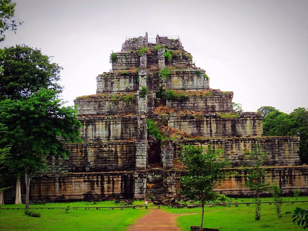  Gắn liền với vua Jayavarman IV. Vị vua này đã cho xây dựng Koh Ker như trung tâm quyền lực mới của vương triều, với điểm nhấn là ngôi đền có cấu trúc như kim tự tháp. Ảnh: Pinterest.