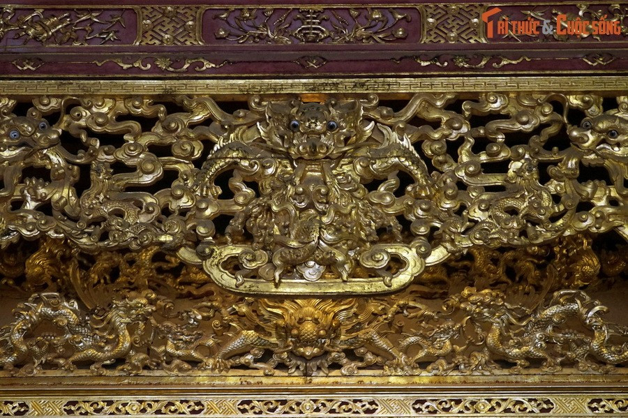 Có giai đoạn, ngai vàng đẫm máu trong những cuộc tranh giành ngôi vua, đó là bốn tháng thay ba vua (từ 19/7 đến 2/12/1883, ngai đã được chuyển qua các đời vua Tự Đức, Dục Đức, Hiệp Hòa Kiến Phúc).