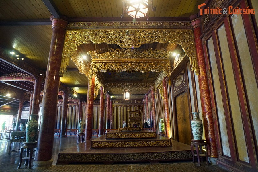 Điều kỳ lạ là sau những biến cố lịch sử đó, vị trí của ngai vàng vẫn không bị lay chuyển.