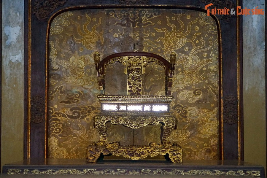 Điều này có thể là do ngai không khảm vàng ngọc quý, nhưng cũng có thể sự tôn nghiêm, thiêng liêng của ngai khiến cho không ai dám đụng vào.