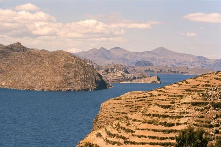  7. Có hồ cao nhất thế giới có thể đi thuyền được. Hồ Titicaca nằm ở độ cao hơn 3.800 mét giữa Peru và Bolivia, là hồ cao nhất thế giới có tàu thuyền lưu thông. Ảnh: Pinterest.