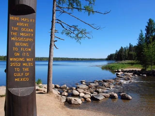  7. Nguồn cảm hứng văn học. Sông Mississippi gắn liền với tác phẩm nổi tiếng “Những cuộc phiêu lưu của Huckleberry Finn” của Mark Twain, một biểu tượng văn hóa Mỹ. Ảnh: Pinterest.