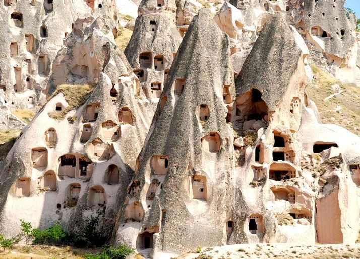  Là vùng cảnh quan đá độc nhất vô nhị. Cappadocia nổi tiếng với các “ống khói cổ tích” – những cột đá hình tháp do tro núi lửa và đá mềm bị xói mòn qua hàng triệu năm. Địa hình kỳ lạ này tạo nên khung cảnh giống như bề mặt của một hành tinh khác. Ảnh: Pinterest.