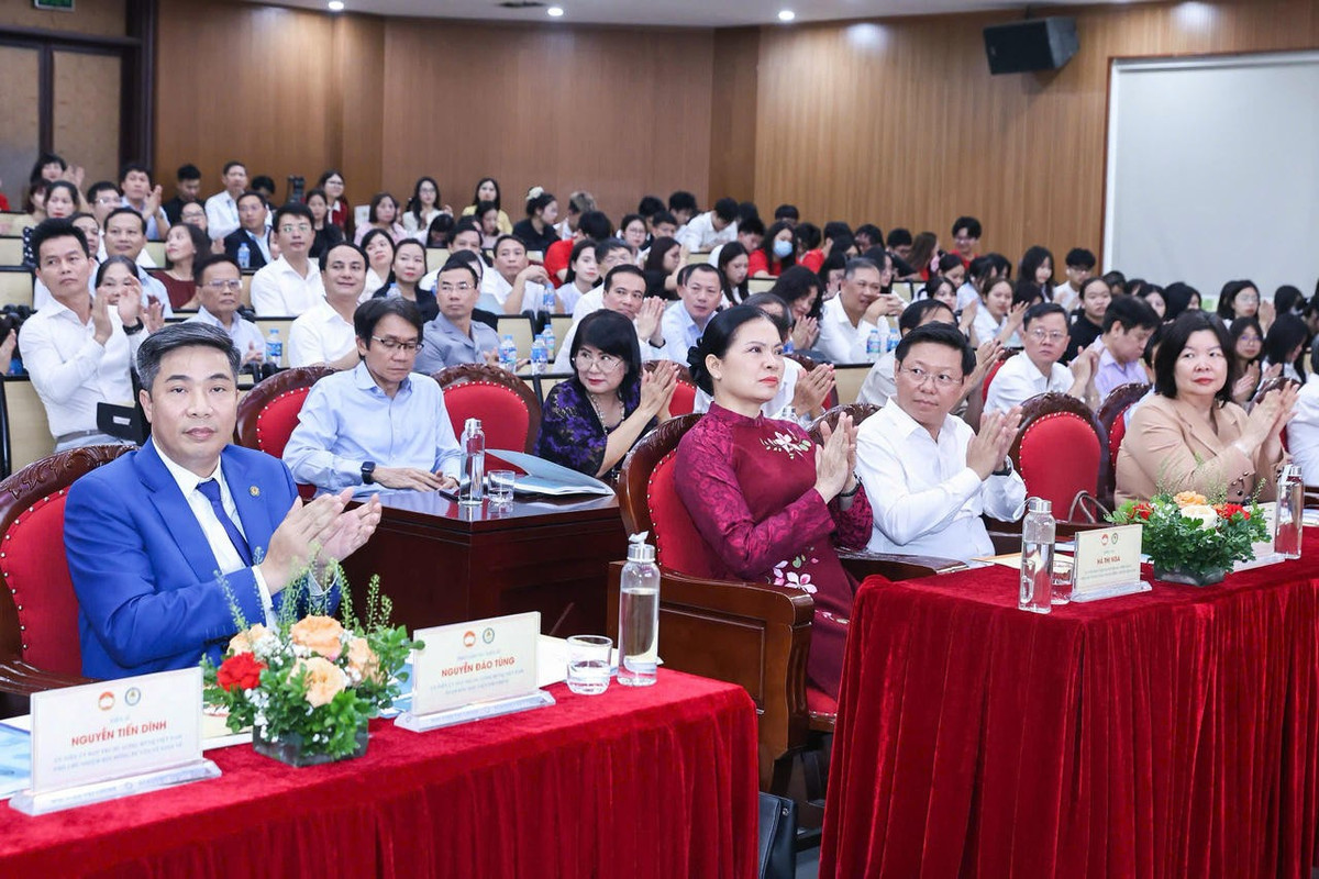 Phó Chủ tịch UBTƯ MTTQ Việt Nam Hà Thị Nga cùng các đại biểu tham dự Hội thảo. Ảnh: Quang Vinh.