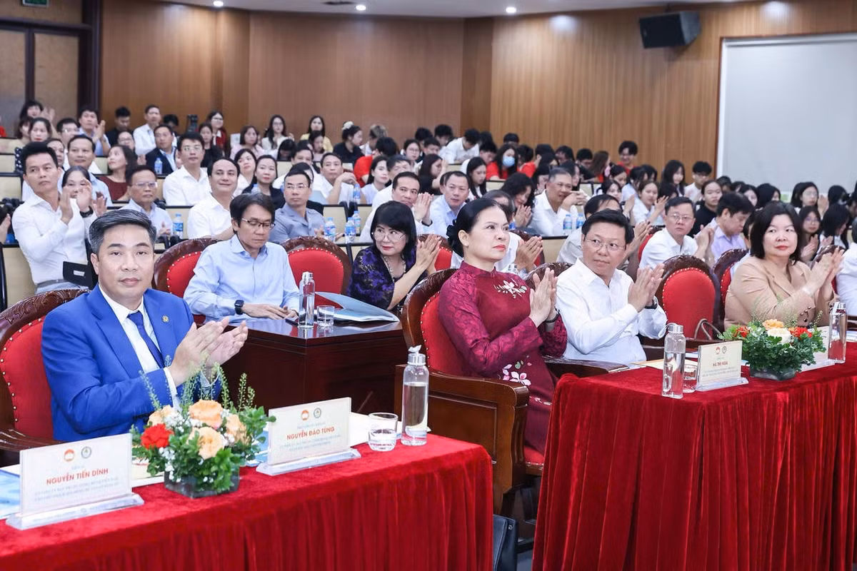 Phó Chủ tịch UBTƯ MTTQ Việt Nam Hà Thị Nga cùng các đại biểu tham dự Hội thảo. Ảnh: Quang Vinh.