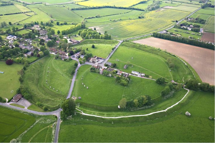  Được xây dựng với hình tròn gần như hoàn hảo. Các thành lũy vòng tròn Viking nổi tiếng vì thiết kế hình tròn cực kỳ chính xác. Tường thành được dựng thành vòng tròn đều đặn với đường kính từ khoảng 120 đến hơn 200 mét, cho thấy người Viking thời đó đã có kiến thức đáng kể về đo đạc và quy hoạch xây dựng. Ảnh: Pinterest.