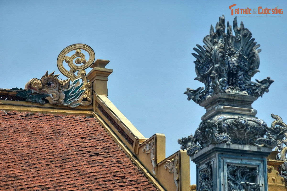 Kiến trúc mang dấu ấn nhiều lần trùng tu. Các hạng mục như tam quan, tiền đường, thượng điện mang phong cách kiến trúc chồng lớp, cho thấy chùa đã trải qua nhiều đợt tu sửa từ thời Lê, Nguyễn đến hiện đại.