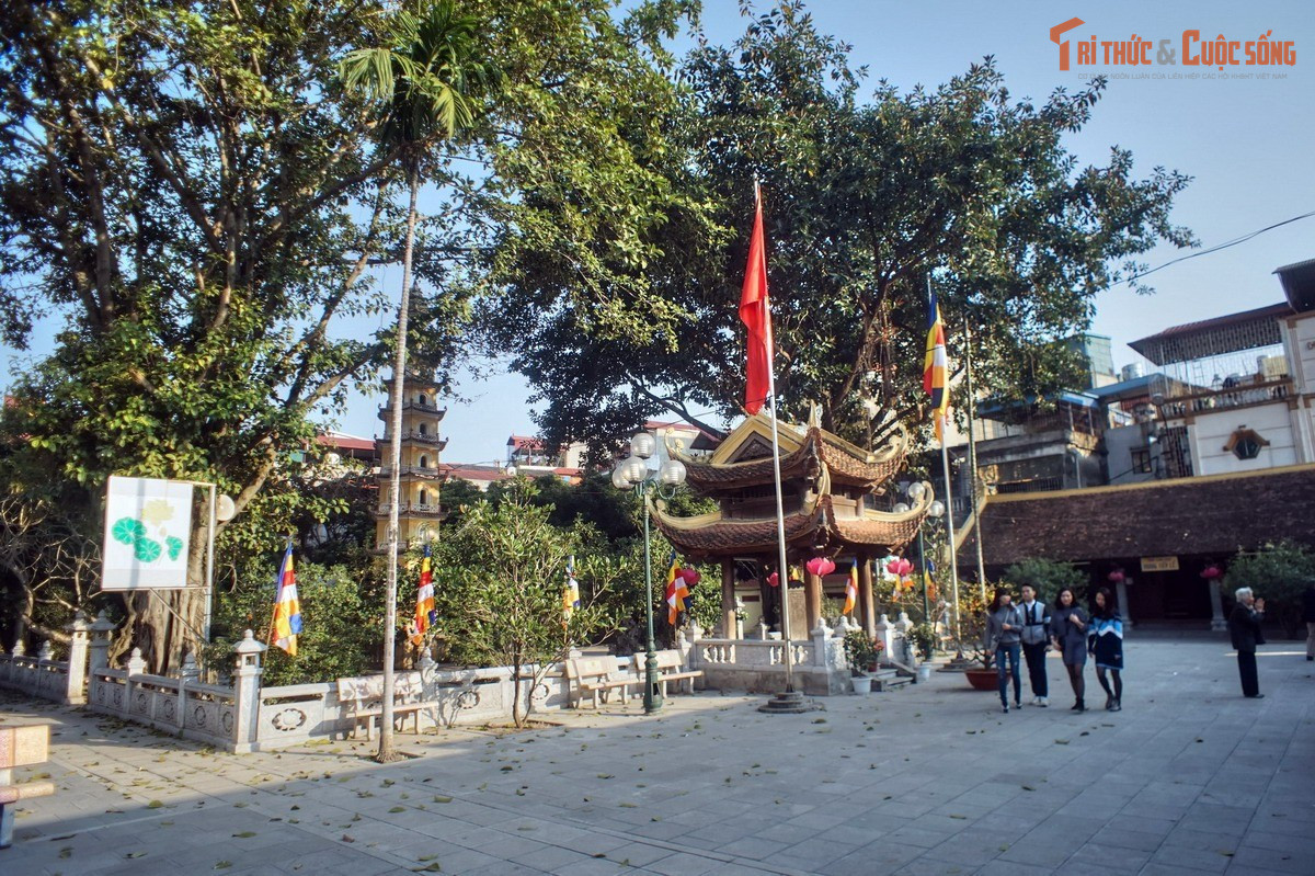 Là chứng nhân cho quá trình đô thị hóa Hà Nội. Từ một ngôi chùa ven ao hồ ngoại thành, chùa Liên Phái nay nằm giữa lòng thành phố, trở thành dấu mốc sống động cho sự biến đổi không gian và văn hóa của Hà Nội qua nhiều thế kỷ.