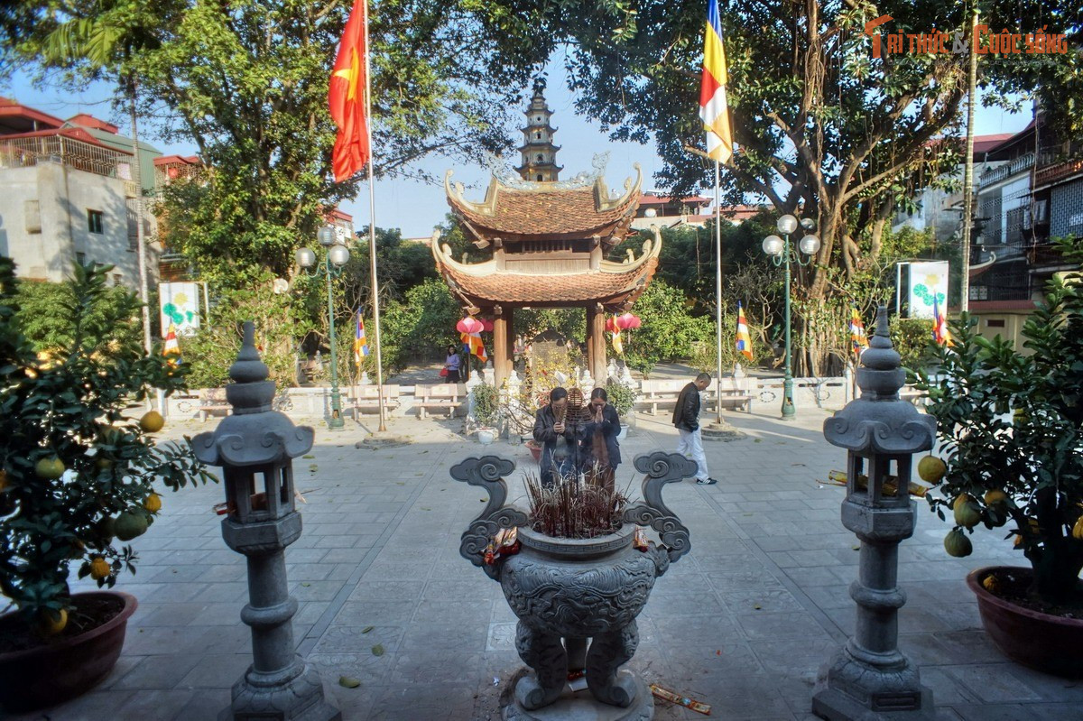 Từng nằm trong không gian ao hồ rộng lớn. Ít người biết rằng khu vực quanh chùa xưa kia là vùng ao hồ, đầm nước thuộc tổng Hậu Nghiêm, tạo nên cảnh quan “tiền thủy hậu tự” hiếm gặp trong đô thị Hà Nội ngày nay.