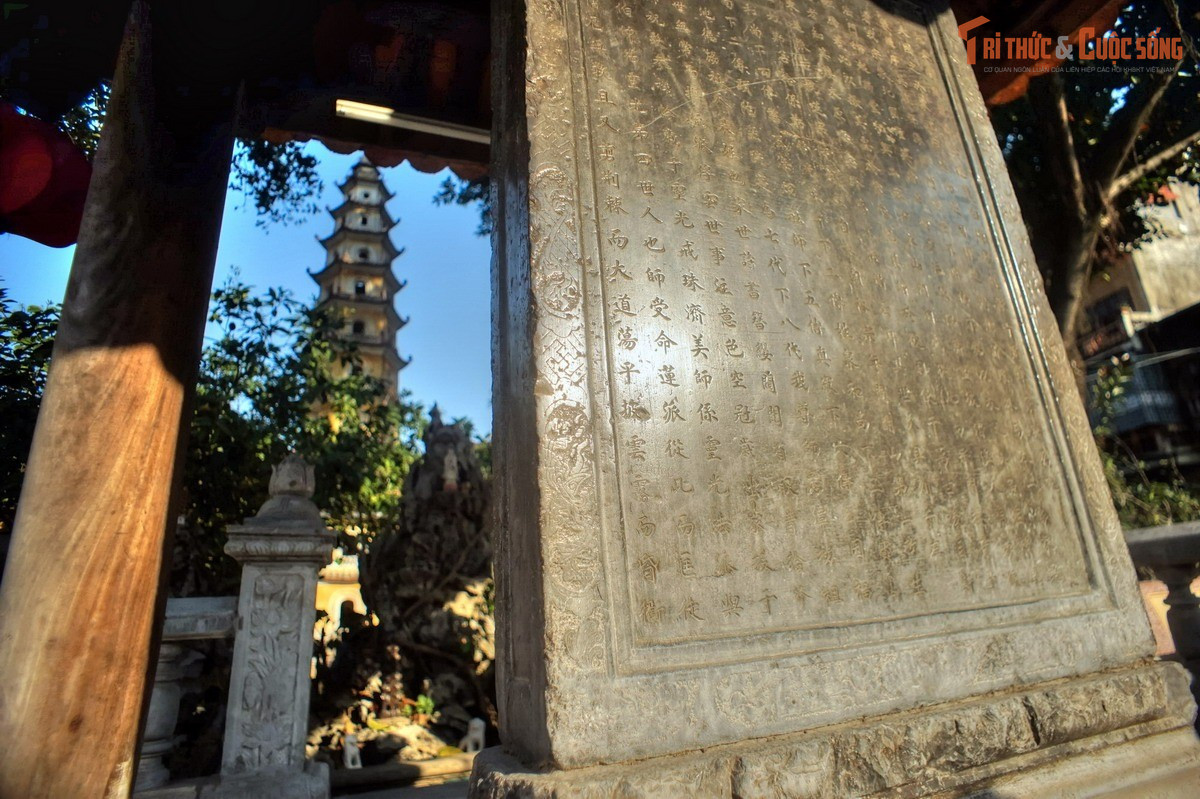 Là nơi lưu giữ nhiều pháp khí cổ. Trong chùa còn bảo tồn chuông đồng, bia đá và tượng Phật có niên đại hàng trăm năm, cung cấp tư liệu quý cho nghiên cứu lịch sử Phật giáo Thăng Long - Hà Nội.