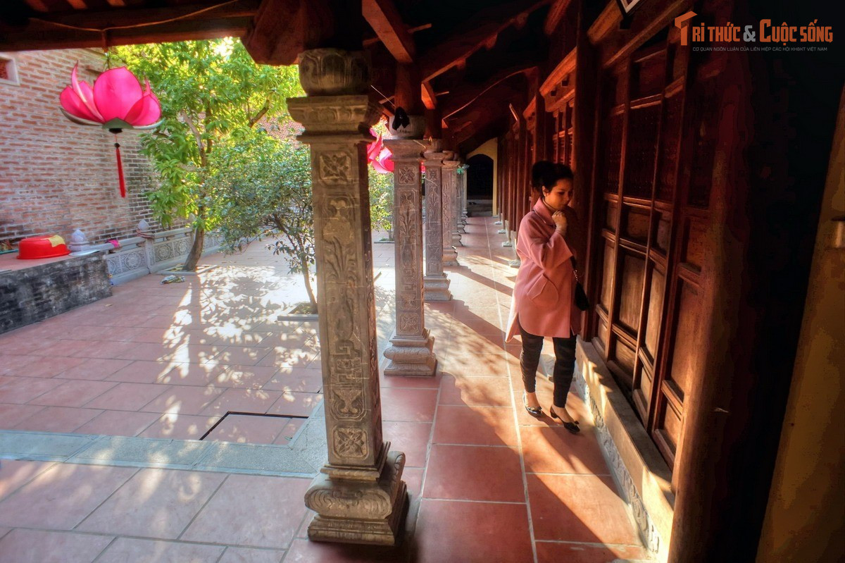 Có mối liên hệ với hoàng tộc và trí thức Nho học. Ngay từ khi hình thành, chùa đã nhận được sự ủng hộ của giới quan lại, sĩ phu và hoàng thân quốc thích, phản ánh vị thế đặc biệt của Phật giáo trong đời sống tinh thần kinh kỳ.