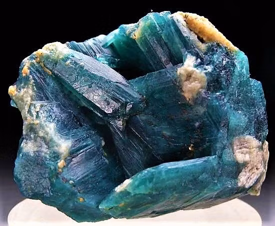  1. Được phát hiện lần đầu ở Madagascar. Khoáng vật Grandidierite được Alfred Lacroix mô tả năm 1902 và đặt tên để vinh danh nhà thám hiểm Pháp Alfred Grandidier. Ảnh: Pinterest.